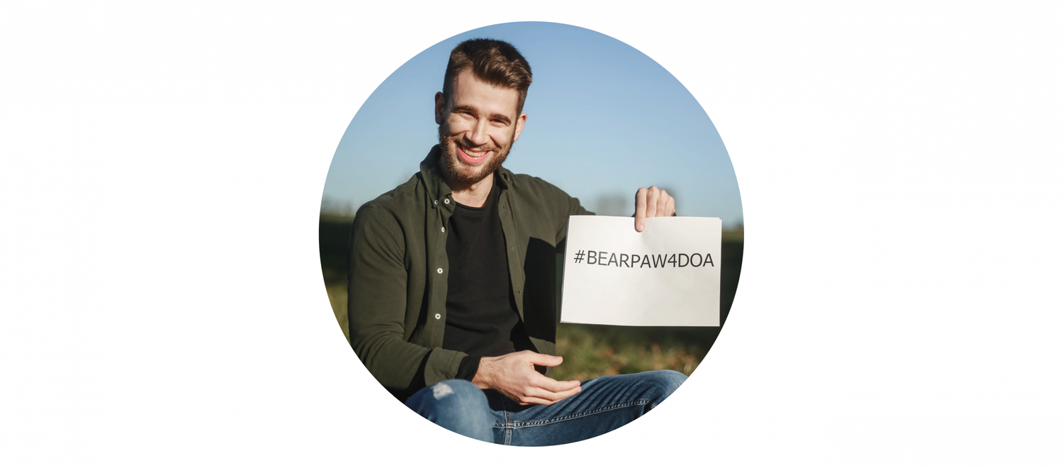 Tim von Bearpaw zeigt ein Schild mit #BEARPAW4DOA